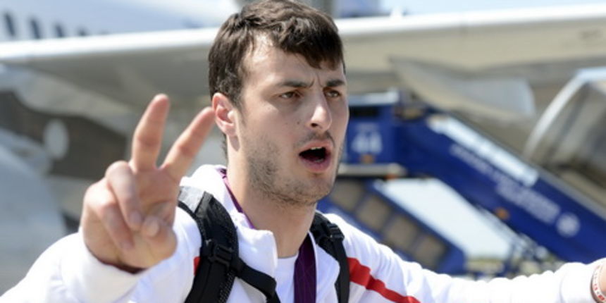 London, 130812.
Na povratku iz Londona sa Olimpijskih Igara, vecina hrvatskih sportasa se vraca avionskim letom Croatie Airlinesa za Zagreb.
Na fotografiji: Domagoj Duvnjak broncani izlazi iz aviona.
Foto: Drago Sopta / CROPIX