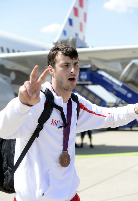 London, 130812.
Na povratku iz Londona sa Olimpijskih Igara, vecina hrvatskih sportasa se vraca avionskim letom Croatie Airlinesa za Zagreb.
Na fotografiji: Domagoj Duvnjak broncani izlazi iz aviona.
Foto: Drago Sopta / CROPIX London, 130812.
Na povratku iz Londona sa Olimpijskih Igara, vecina hrvatskih sportasa se vraca avionskim letom Croatie Airlinesa za Zagreb.
Na fotografiji: Domagoj Duvnjak broncani izlazi iz aviona.
Foto: Drago Sopta / CROPIX