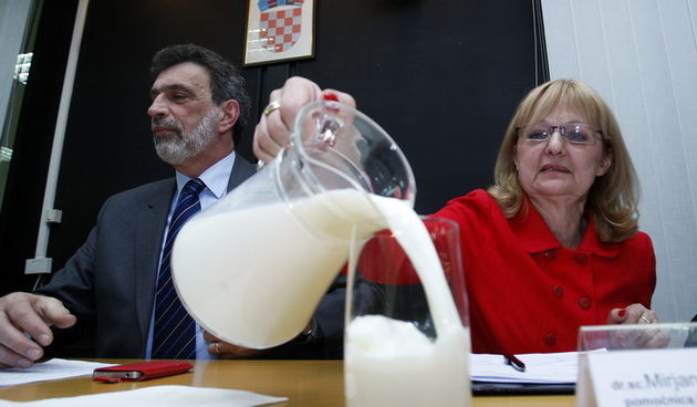 Zagreb, 150213.
Ministarstvo poljoprivrede, Vukovarska 78.
Konferencija za novinare na kojoj je ministar poljoprivrede Tihomir Jakovina novinarima objasnio kako je mlijeko domacih proizvodjaca sigurno za konzumaciju. Na konferenciji je nalaze analize mlij