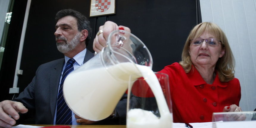 Zagreb, 150213.
Ministarstvo poljoprivrede, Vukovarska 78.
Konferencija za novinare na kojoj je ministar poljoprivrede Tihomir Jakovina novinarima objasnio kako je mlijeko domacih proizvodjaca sigurno za konzumaciju. Na konferenciji je nalaze analize mlij Zagreb, 150213.
Ministarstvo poljoprivrede, Vukovarska 78.
Konferencija za novinare na kojoj je ministar poljoprivrede Tihomir Jakovina novinarima objasnio kako je mlijeko domacih proizvodjaca sigurno za konzumaciju. Na konferenciji je nalaze analize mlij