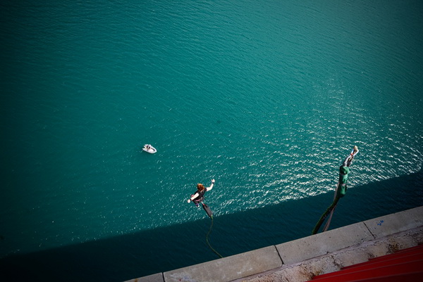 Mario Možnik i njegovi kolege sportaši otvorili su sezonu Bungee Jumpinga sa starog Masleničkom mosta