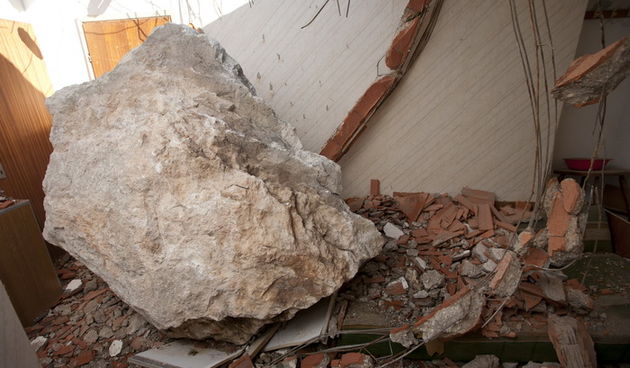 Omis, 210112.
Nosac se za velikog nevremena odlomilo nekoliko kamenih gromada sa obliznjeg brda. Stijena teska nekoliko tona pala se na kucu Joze Jercica te probila krov. Vlasnik se nalazio u tom trenutku u sobi a srecom nije ozlijedjen.
Foto:  Vojko Basi