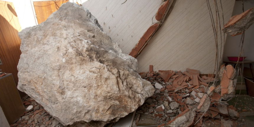 Omis, 210112.
Nosac se za velikog nevremena odlomilo nekoliko kamenih gromada sa obliznjeg brda. Stijena teska nekoliko tona pala se na kucu Joze Jercica te probila krov. Vlasnik se nalazio u tom trenutku u sobi a srecom nije ozlijedjen.
Foto:  Vojko Basi