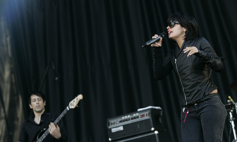 Zagreb, 240609.
Prva vecer T-mobile IN Music Festivala koji se odrzava na Jarunu na dvije pozornice. Kao zvijezde prve veceri najavljeni su Lilly Allen, Kraftwerk, Franz Ferdinand na T-mobile stageu i Rokia Traore na Nokia stageu. Na slici: Lilly Allen.
F