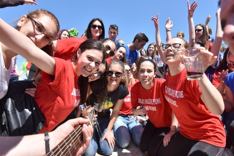 Ludijada zadarskih maturanata uz pjesmu i kupanje na Morskim orguljama. Foto: Dino Stanin/PIXSELL Ludijada zadarskih maturanata uz pjesmu i kupanje na Morskim orguljama. Foto: Dino Stanin/PIXSELL