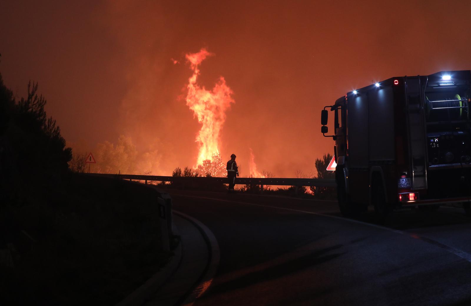 Tučepi: Požar se širi, zahvatio ranč i kuće, vatrogasci u akciji