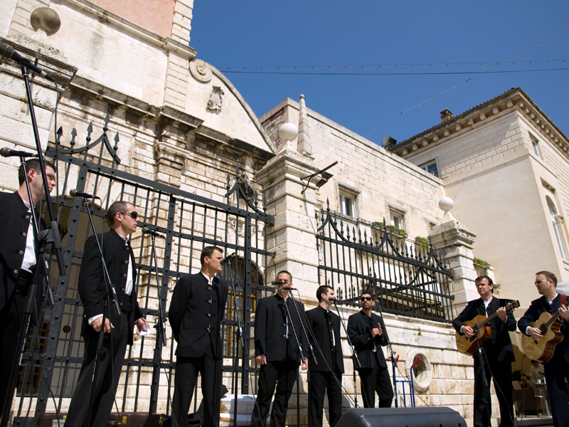 Klapa Kadena na Narodnom trgu, 12. travnja 2009.
