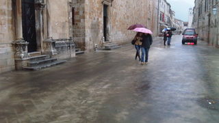 Dubrovnik, 221110.
Dubrovnik je jutros pogodio strahoviti prolom oblaka, uzrokovavsi poplave, “jezera” na ulicama i zastoje prometa.
Foto: Anton Hauswitschka / Dubrovacki Vjesnik / CROPIX