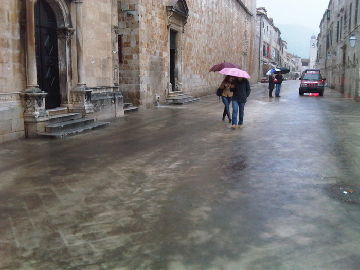 Dubrovnik, 221110.
Dubrovnik je jutros pogodio strahoviti prolom oblaka, uzrokovavsi poplave, “jezera” na ulicama i zastoje prometa.
Foto: Anton Hauswitschka / Dubrovacki Vjesnik / CROPIX