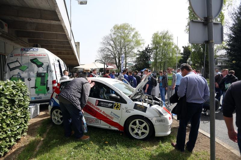 Posjetitelji razgledavaju modele automobila na Zagreb Auto Showu  koji se održava na zagrebačkom Velesajmu.  Photo: Borna Filić/PIXSELL