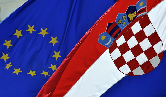 Zagreb, 140413. 
Gradjani Hrvatske danas po prvi puta biraju svoje zastupnike za EU parlament.
Na fotografiji: ilustracija, zastave RH i EU  na zgradi Vlade.
Foto: Bruno Konjevic / CROPIX
