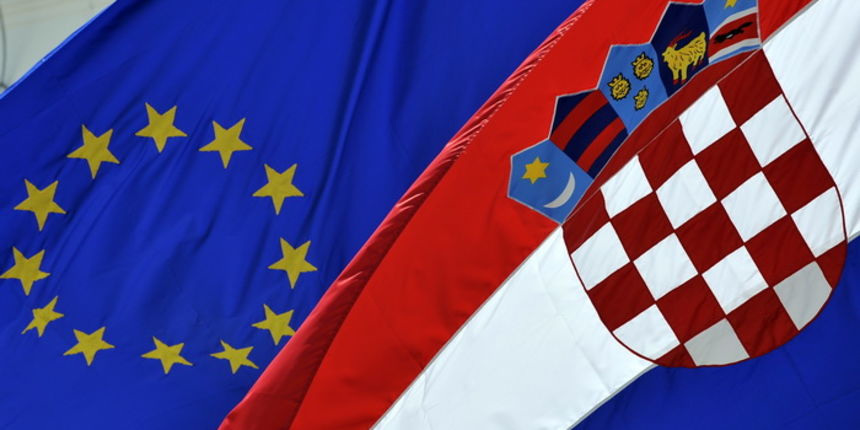 Zagreb, 140413. 
Gradjani Hrvatske danas po prvi puta biraju svoje zastupnike za EU parlament.
Na fotografiji: ilustracija, zastave RH i EU  na zgradi Vlade.
Foto: Bruno Konjevic / CROPIX