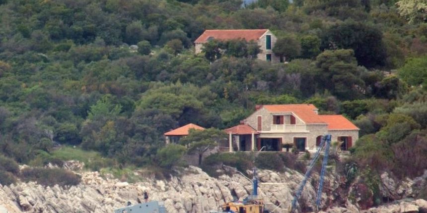 04.05.2015., Otok Kolocep – Havarija i potonuce teretnog broda. Akcija spasavanja je u tijeku. Photo: Grgo Jelavic/PIXSELL 04.05.2015., Otok Kolocep – Havarija i potonuce teretnog broda. Akcija spasavanja je u tijeku. Photo: Grgo Jelavic/PIXSELL