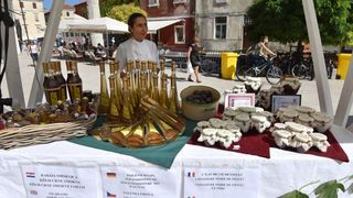 U sklopu 9. Festivala smokve na Trgu pet bunara održava se sajam smokava na kojem proizvođači i prerađivači izlažu i prodaju svoje artikle. Photo: Dino Stanin/PIXSELL U sklopu 9. Festivala smokve na Trgu pet bunara održava se sajam smokava na kojem proizvođači i prerađivači izlažu i prodaju svoje artikle. Photo: Dino Stanin/PIXSELL