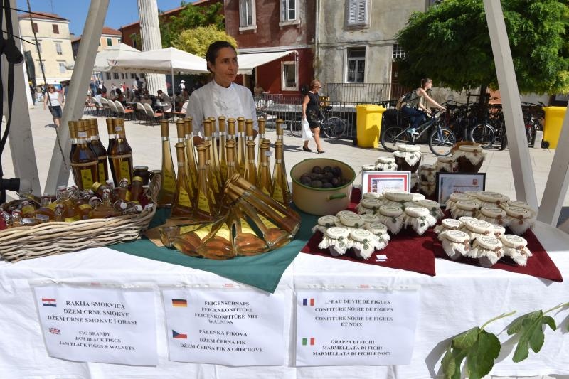 U sklopu 9. Festivala smokve na Trgu pet bunara održava se sajam smokava na kojem proizvođači i prerađivači izlažu i prodaju svoje artikle. Photo: Dino Stanin/PIXSELL U sklopu 9. Festivala smokve na Trgu pet bunara održava se sajam smokava na kojem proizvođači i prerađivači izlažu i prodaju svoje artikle. Photo: Dino Stanin/PIXSELL