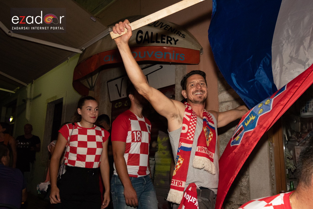 Čudesna noć: Velika fešta ulicama Zadra nakon plasmana Vatrenih u finale SP Čudesna noć: Velika fešta ulicama Zadra nakon plasmana Vatrenih u finale SP