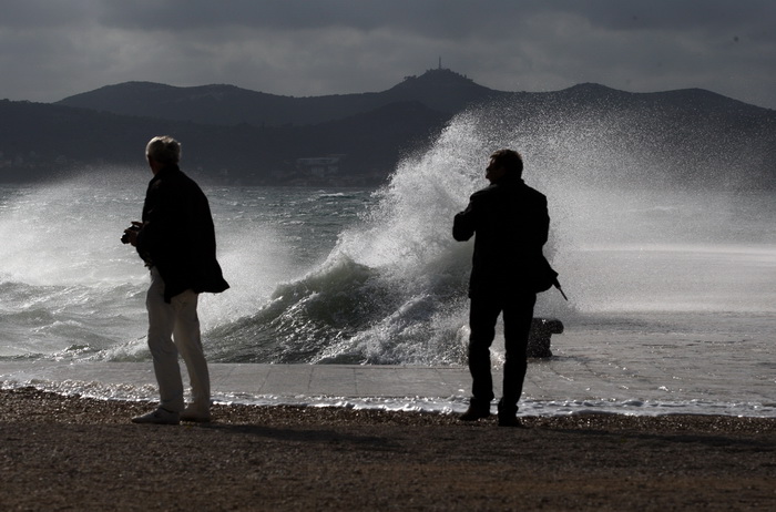 Zadar, 111112.
Jako jugo od ranih jutarnjih sati puse na zadarskom podrucju, temperatura zraka je ugodnih 20 stupnjeva. Detalj sa zadarske rive.
Foto: Jure Miskovic / CROPIX Zadar, 111112.
Jako jugo od ranih jutarnjih sati puse na zadarskom podrucju, temperatura zraka je ugodnih 20 stupnjeva. Detalj sa zadarske rive.
Foto: Jure Miskovic / CROPIX