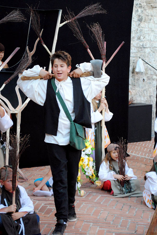 Polaznici dramsko lutkarske radionice Donatolina iz Kazališta lutaka Zadar gostovali su na ovogodišnjem Međunarodnom dječjem festivalu u Šibeniku sa predstavom “Šuma Striborova”, foto: Dino Bara Polaznici dramsko lutkarske radionice Donatolina iz Kazališta lutaka Zadar gostovali su na ovogodišnjem Međunarodnom dječjem festivalu u Šibeniku sa predstavom “Šuma Striborova”, foto: Dino Bara