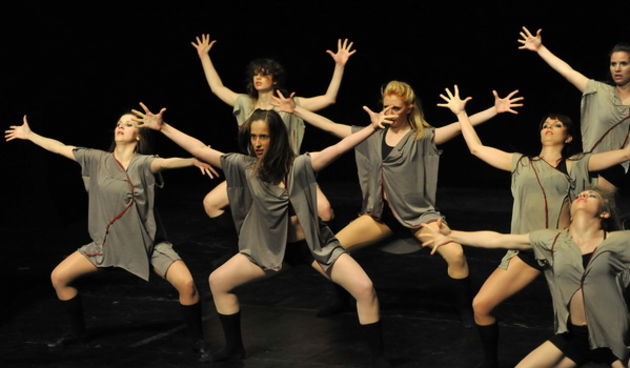 Zadar, 180513.
Veceras je u kazalistu lutaka odrzan Zadarski plesni festival In memoriam Nives Simatovic-Predovan na kojem se predstavilo 19 plesnih ansambla iz 12 gradova.
Na fotografiji: nastup na plesnom festivalu.
Foto: Luka Gerlanc / CROPIX