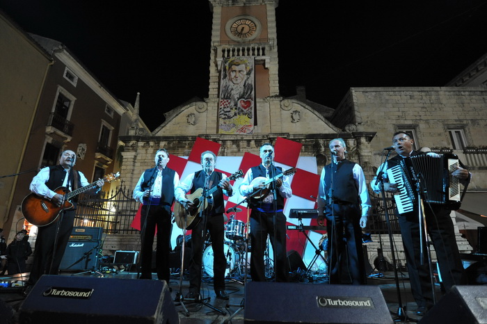 Zadar, 161112.
Kako je i najavljeno, na Narodnom trgu je oko 18h zapocelo organizirano slavlje povodom oslobodjenja generala Gotovine i Markaca. Do dugo u noc na pozornici ce se izmjenjivati brojni zadarski bendovi, klape i pjevaci poput Mladena Grdovica Zadar, 161112.
Kako je i najavljeno, na Narodnom trgu je oko 18h zapocelo organizirano slavlje povodom oslobodjenja generala Gotovine i Markaca. Do dugo u noc na pozornici ce se izmjenjivati brojni zadarski bendovi, klape i pjevaci poput Mladena Grdovica