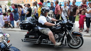 Zadar, 280511.
Odrzana je parada Harley Davidson motora izmedju Zadra i Biograda u kojoj je sudjelovalo vise tisuca motora. Oko 12 sati s Borika u Zadru krenula je kolona Harley Davidsona duga 4 kilometra koja se zaputila u Biograd gdje se odrzavaju dani Zadar, 280511.
Odrzana je parada Harley Davidson motora izmedju Zadra i Biograda u kojoj je sudjelovalo vise tisuca motora. Oko 12 sati s Borika u Zadru krenula je kolona Harley Davidsona duga 4 kilometra koja se zaputila u Biograd gdje se odrzavaju dani