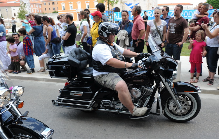 Zadar, 280511.
Odrzana je parada Harley Davidson motora izmedju Zadra i Biograda u kojoj je sudjelovalo vise tisuca motora. Oko 12 sati s Borika u Zadru krenula je kolona Harley Davidsona duga 4 kilometra koja se zaputila u Biograd gdje se odrzavaju dani Zadar, 280511.
Odrzana je parada Harley Davidson motora izmedju Zadra i Biograda u kojoj je sudjelovalo vise tisuca motora. Oko 12 sati s Borika u Zadru krenula je kolona Harley Davidsona duga 4 kilometra koja se zaputila u Biograd gdje se odrzavaju dani