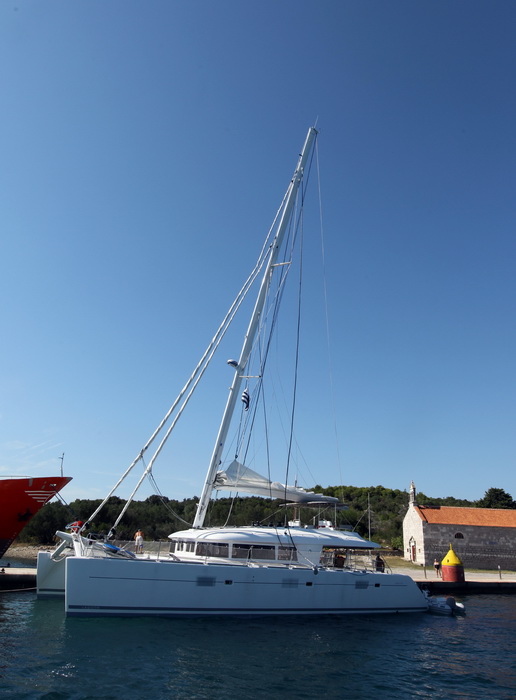 Zadar, 110810.
Katamaran marke Lagoon 620 popodne je jarbolom zapeo za dalekovod u prolazu mali Zdrelac izmedju otoka Ugljan i Pasman. Zatim se jarbolom naslonio na most koji je visine 16,5 metara. Zice dalekovoda su pukle i pale u more a brod je znatno o Zadar, 110810.
Katamaran marke Lagoon 620 popodne je jarbolom zapeo za dalekovod u prolazu mali Zdrelac izmedju otoka Ugljan i Pasman. Zatim se jarbolom naslonio na most koji je visine 16,5 metara. Zice dalekovoda su pukle i pale u more a brod je znatno o