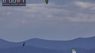 Guštanje surfera u jakom jugu Guštanje surfera u jakom jugu