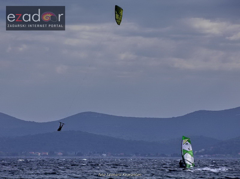 Guštanje surfera u jakom jugu Guštanje surfera u jakom jugu
