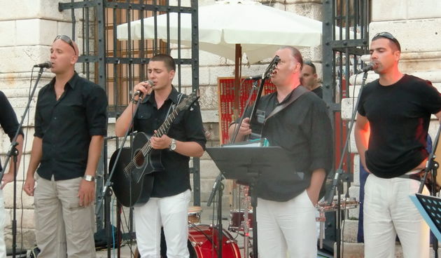 Ljetna večer na Narodnom trgu uz klapu Kontrada