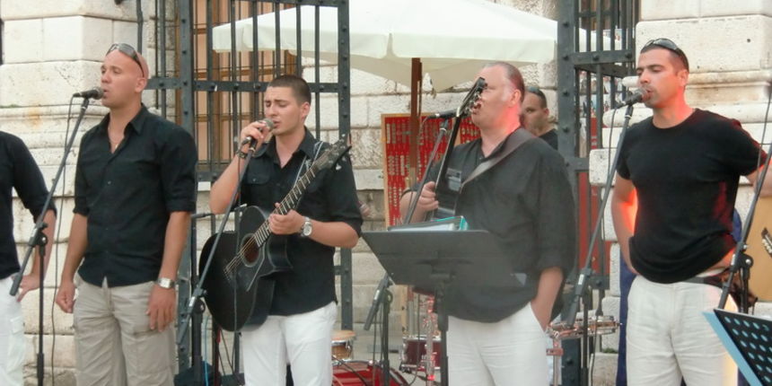 Ljetna večer na Narodnom trgu uz klapu Kontrada Ljetna večer na Narodnom trgu uz klapu Kontrada