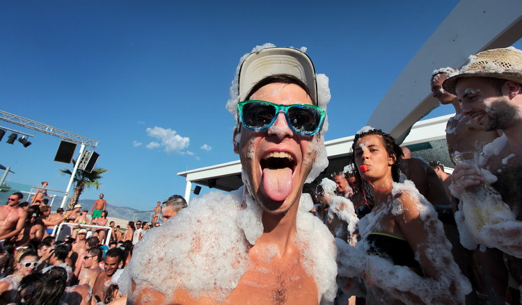 Novalja / Zrce, 260811.
Tematski blok: Pjena party u Aquariusu. Jedan od zastitnih znakova zrcanskog kluba Aquarius je pjena party. Svakodnevni je sastavni dio Aquariusovih After Beach Partyja. Taj jednostavan dogadjaj izuzetno veseli partijanere koji rad