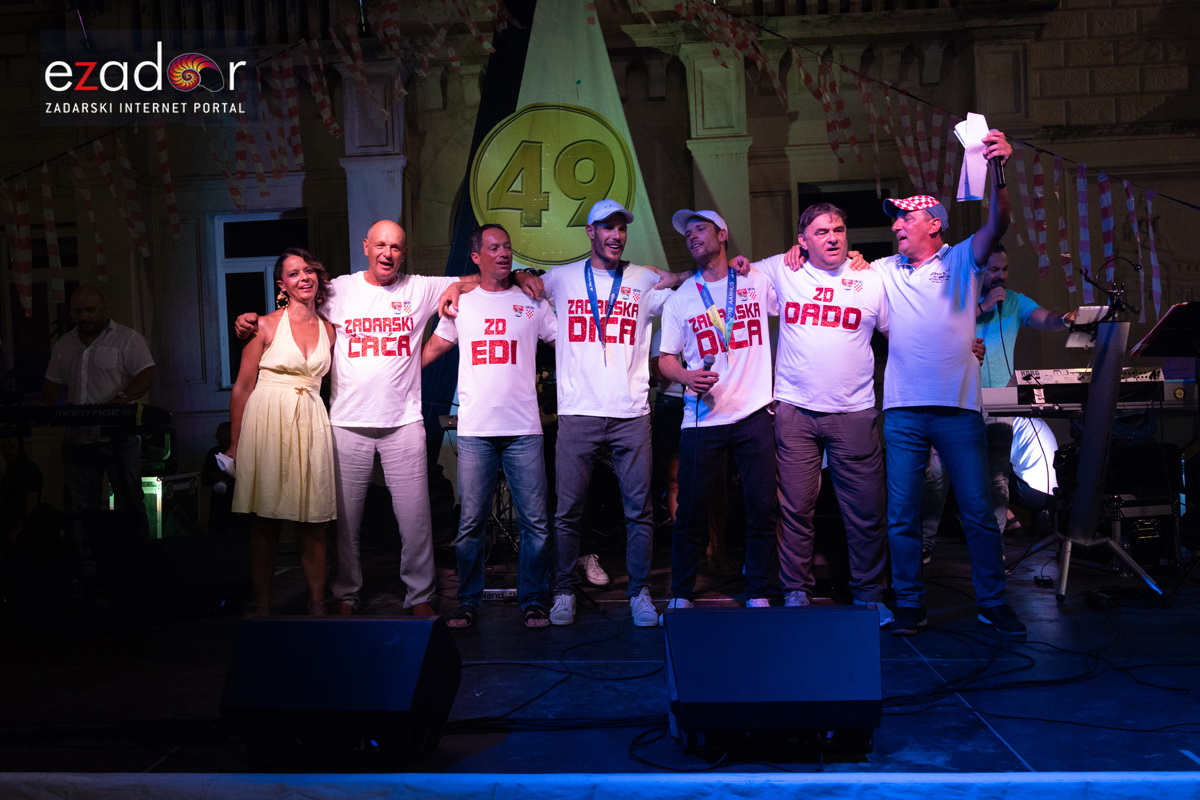 Svečani doček svjetskih prvaka Mihovila i Šime Fantele na Narodnom trgu Svečani doček svjetskih prvaka Mihovila i Šime Fantele na Narodnom trgu