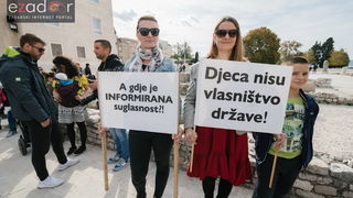 Prosvjedni skup roditelja protiv politike obaveznog cijepljenja Prosvjedni skup roditelja protiv politike obaveznog cijepljenja