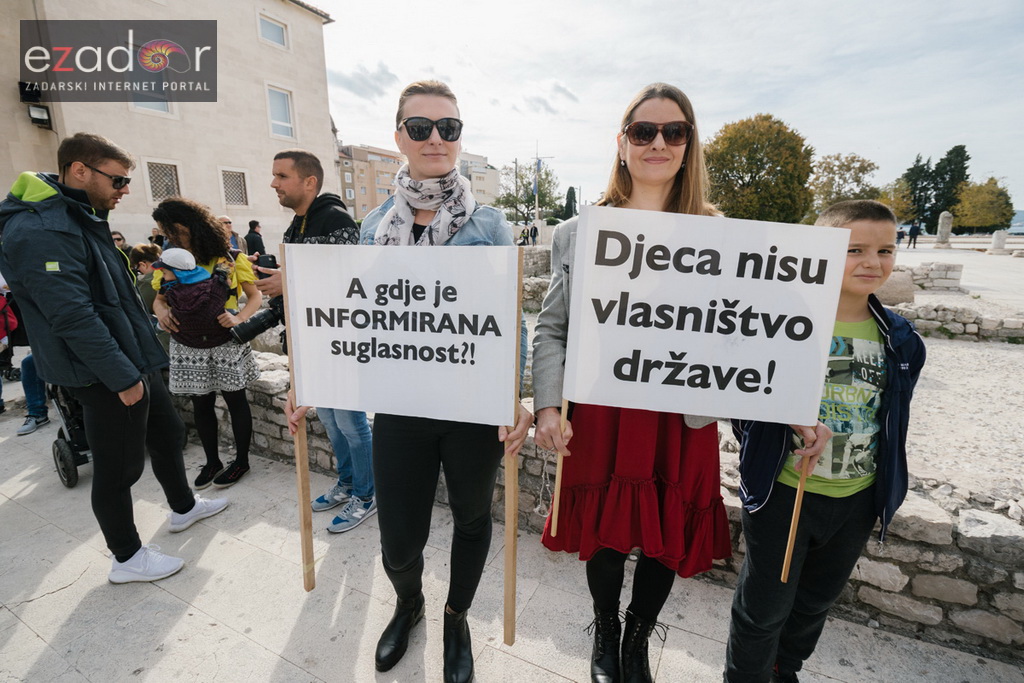 Prosvjedni skup roditelja protiv politike obaveznog cijepljenja Prosvjedni skup roditelja protiv politike obaveznog cijepljenja