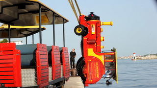 Zadar, 040911.
U noci sa subote na nedjelju nepoznata osoba ukrala je vlakic koji sluzi za turisticko razgledavanje grada i odvezla se s njim u more. Ocevid je u tjeku.
Na fotografiji : vadjenje vlaka iz mora.
Foto: Andrija Lucic / CROPIX Zadar, 040911.
U noci sa subote na nedjelju nepoznata osoba ukrala je vlakic koji sluzi za turisticko razgledavanje grada i odvezla se s njim u more. Ocevid je u tjeku.
Na fotografiji : vadjenje vlaka iz mora.
Foto: Andrija Lucic / CROPIX