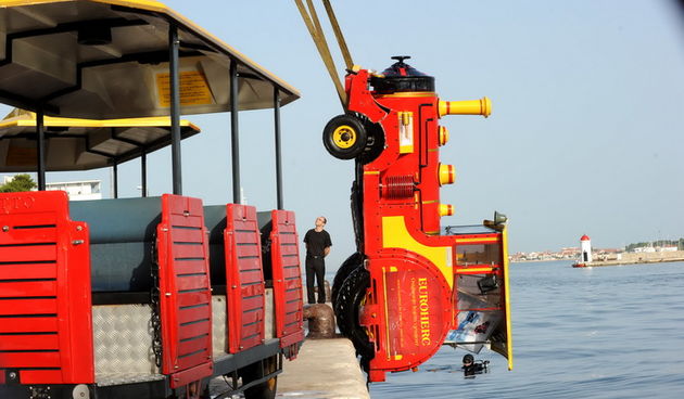 Zadar, 040911.
U noci sa subote na nedjelju nepoznata osoba ukrala je vlakic koji sluzi za turisticko razgledavanje grada i odvezla se s njim u more. Ocevid je u tjeku.
Na fotografiji : vadjenje vlaka iz mora.
Foto: Andrija Lucic / CROPIX