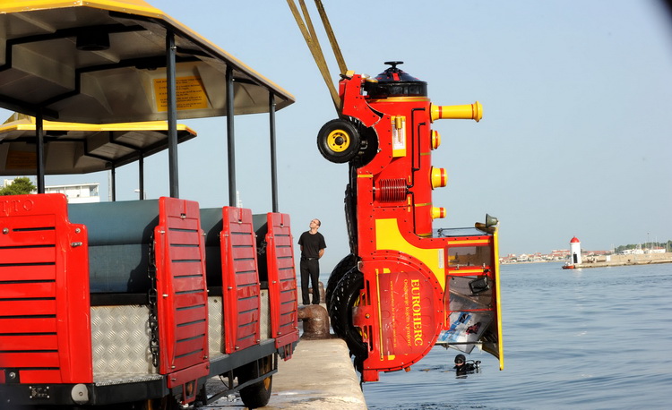 Zadar, 040911.
U noci sa subote na nedjelju nepoznata osoba ukrala je vlakic koji sluzi za turisticko razgledavanje grada i odvezla se s njim u more. Ocevid je u tjeku.
Na fotografiji : vadjenje vlaka iz mora.
Foto: Andrija Lucic / CROPIX Zadar, 040911.
U noci sa subote na nedjelju nepoznata osoba ukrala je vlakic koji sluzi za turisticko razgledavanje grada i odvezla se s njim u more. Ocevid je u tjeku.
Na fotografiji : vadjenje vlaka iz mora.
Foto: Andrija Lucic / CROPIX