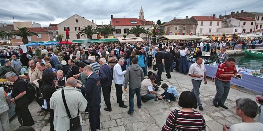 5. Eno-eko-gastro-etno stol (foto: Marin Gospić) 5. Eno-eko-gastro-etno stol (foto: Marin Gospić)