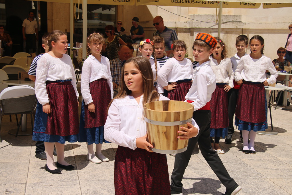 OŠ Zadarski otoci, učenici na Narodnom trgu