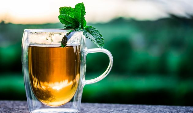 Biljni čajevi, pogotovo pepermint i kamilica, , mogu pomoći kod grčeva i bolova. Istraživanja su pokazala da glicin, koji se nalazi u čaju od kamilice, može pomoći kod grčeva mišića i smirivanje živaca. Čaj vam i pomaže da ostanete hidrirani, a i opušta