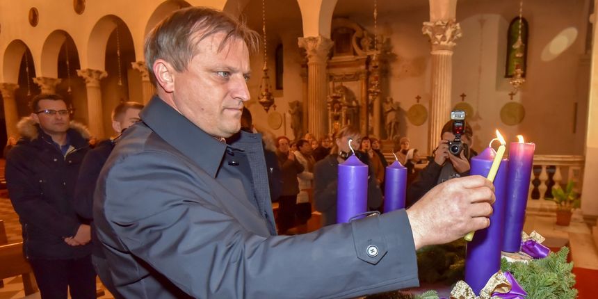 Gradonačelnik Branko Dukić upalio drugu adventsku svijeće u crkvi Sv. Šime Gradonačelnik Branko Dukić upalio drugu adventsku svijeće u crkvi Sv. Šime