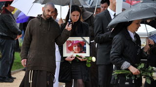 Zadar, 300313.
Sprovod djevojcice Nore Situm koja je prosli tjedan preminula u bolnici u Philadelphiji nakon duge i teske bolesti, odrzao se danas na gradskom groblju u Zadru. Na sprovodu je bilo nekoliko stotina ljudi, obitelji i prijatelja.
Foto: Luka G Zadar, 300313.
Sprovod djevojcice Nore Situm koja je prosli tjedan preminula u bolnici u Philadelphiji nakon duge i teske bolesti, odrzao se danas na gradskom groblju u Zadru. Na sprovodu je bilo nekoliko stotina ljudi, obitelji i prijatelja.
Foto: Luka G