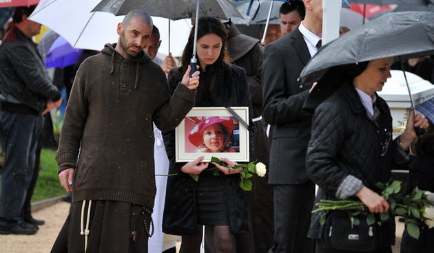 Zadar, 300313.
Sprovod djevojcice Nore Situm koja je prosli tjedan preminula u bolnici u Philadelphiji nakon duge i teske bolesti, odrzao se danas na gradskom groblju u Zadru. Na sprovodu je bilo nekoliko stotina ljudi, obitelji i prijatelja.
Foto: Luka G