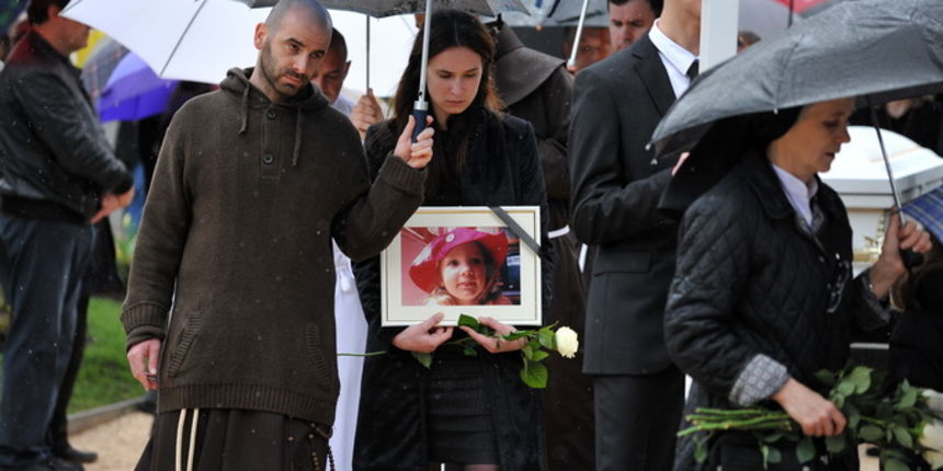 Zadar, 300313.
Sprovod djevojcice Nore Situm koja je prosli tjedan preminula u bolnici u Philadelphiji nakon duge i teske bolesti, odrzao se danas na gradskom groblju u Zadru. Na sprovodu je bilo nekoliko stotina ljudi, obitelji i prijatelja.
Foto: Luka G