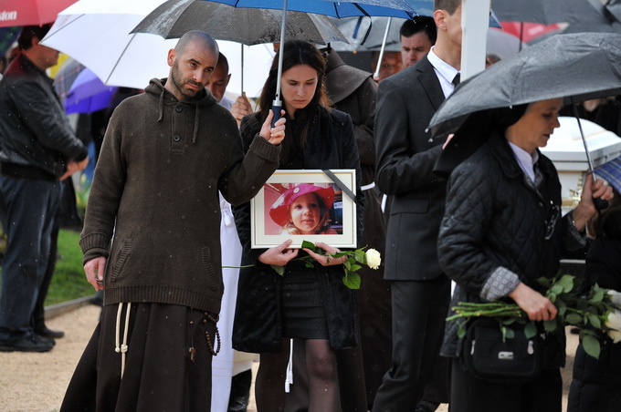 Zadar, 300313.
Sprovod djevojcice Nore Situm koja je prosli tjedan preminula u bolnici u Philadelphiji nakon duge i teske bolesti, odrzao se danas na gradskom groblju u Zadru. Na sprovodu je bilo nekoliko stotina ljudi, obitelji i prijatelja.
Foto: Luka G Zadar, 300313.
Sprovod djevojcice Nore Situm koja je prosli tjedan preminula u bolnici u Philadelphiji nakon duge i teske bolesti, odrzao se danas na gradskom groblju u Zadru. Na sprovodu je bilo nekoliko stotina ljudi, obitelji i prijatelja.
Foto: Luka G