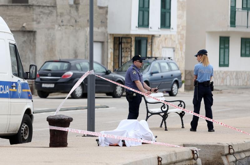 Tisno: U moru pronađeno tijelo nepoznatog mlađeg muškarca Tisno: U moru pronađeno tijelo nepoznatog mlađeg muškarca