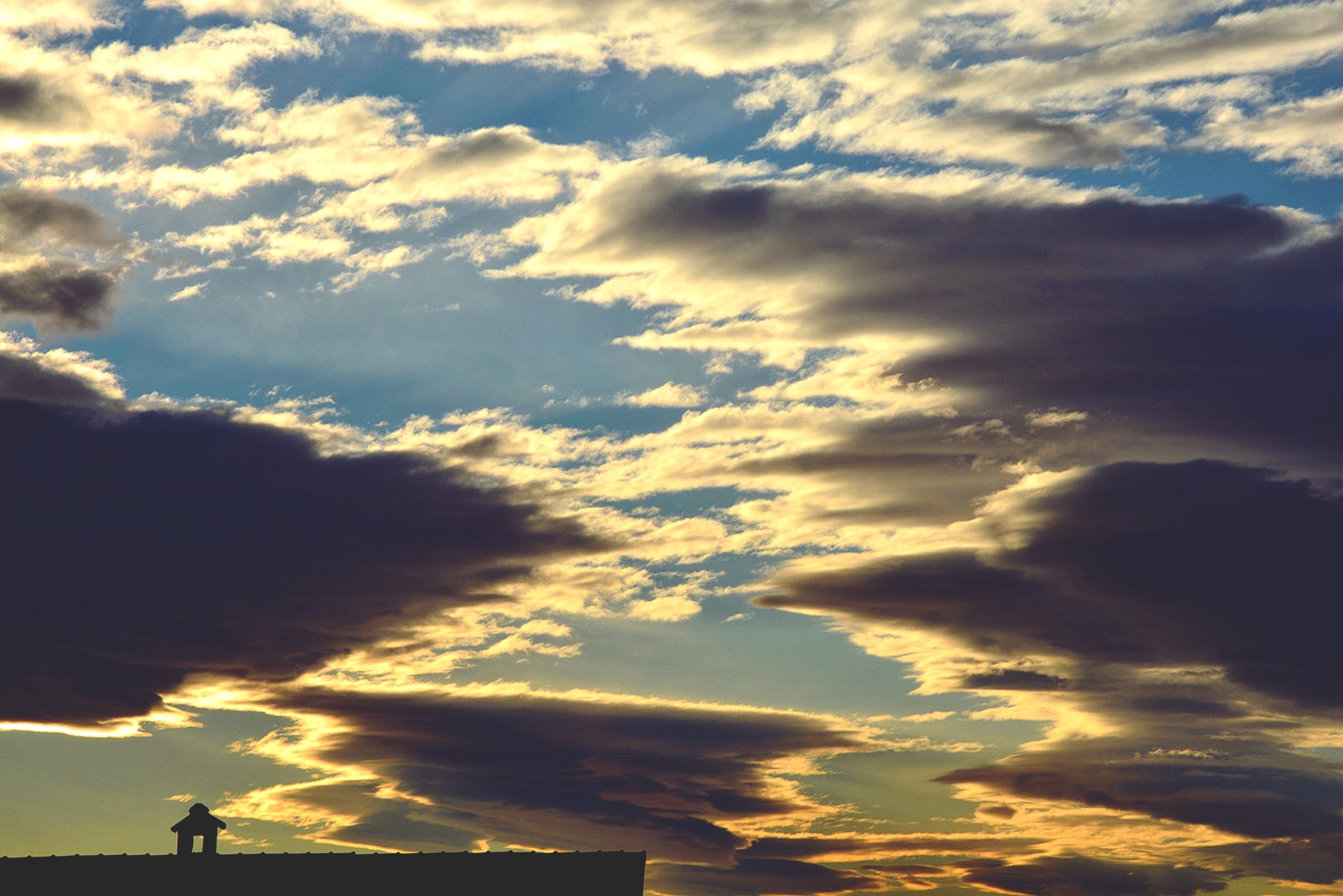 Zimsko svitanje i igra oblaka, foto: Iva Perinčić Zimsko svitanje i igra oblaka, foto: Iva Perinčić