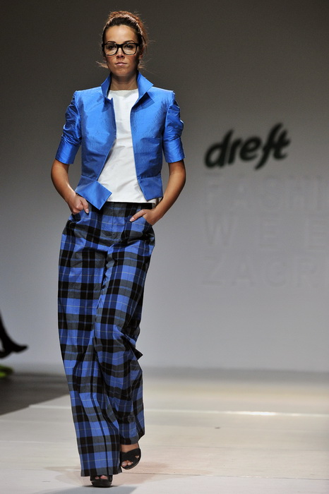 Zagreb, 241111.
Dreft Fashion Week revije pocele su u Hypo centru i prvi dan su svoje modele prezentirali: The Rodnik band, Petra i Maja Spoljar, Mara MiloglavMoretic, Aba Tomicic, Irina Balen Garland, Karim Bonet, Milena Rogulj.
Na slici: Aba Tomicic.
F Zagreb, 241111.
Dreft Fashion Week revije pocele su u Hypo centru i prvi dan su svoje modele prezentirali: The Rodnik band, Petra i Maja Spoljar, Mara MiloglavMoretic, Aba Tomicic, Irina Balen Garland, Karim Bonet, Milena Rogulj.
Na slici: Aba Tomicic.
F