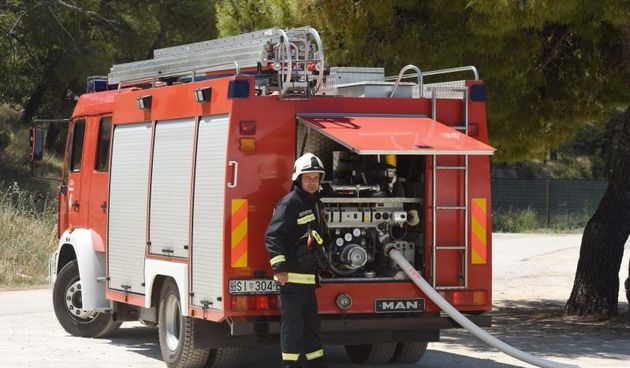 U okolici Sibenika organizirana vjezba svih hitnih sluzbi s podrucja Sibensko-kninske zupanije. U vjezbi su sudjelovali Hitna Pomoc, Policija, Vatrogasci, Lucka Kapetanija, Pomorska policija. Vjezba je organizirana kao pozar na bezniskoj pumpi za brodove